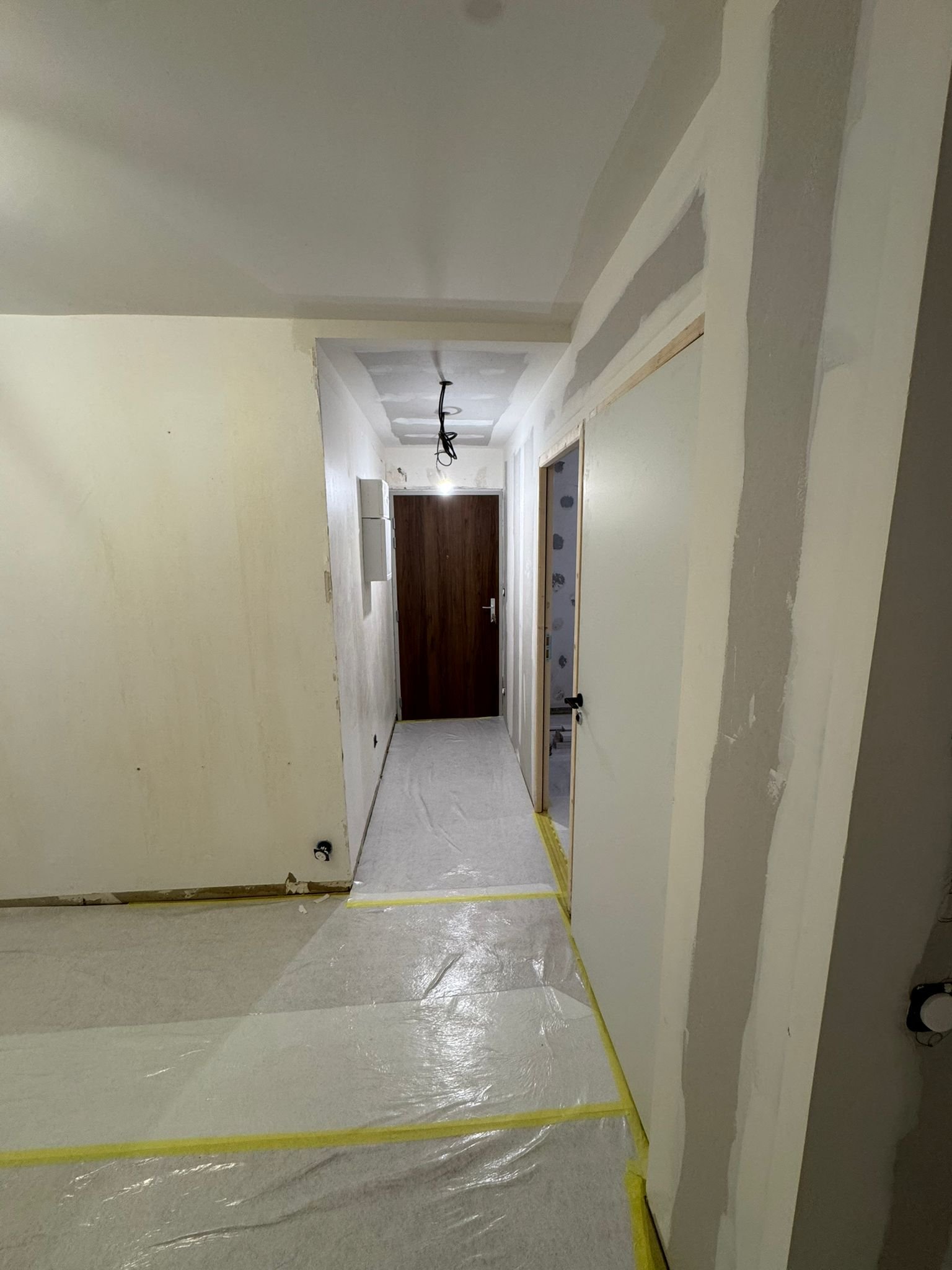 Couloir avant — en travaux, murs préparés
